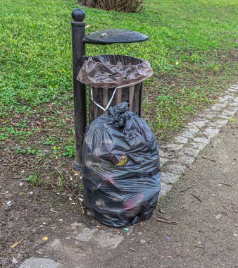 Belediye parkındaki çöp bidonları taşmış. Yüksek kalite fotoğraf