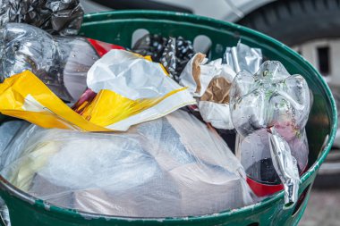 Restoranların mutfağında çöplerle dolu bir çöp kutusu. Yüksek kalite fotoğraf