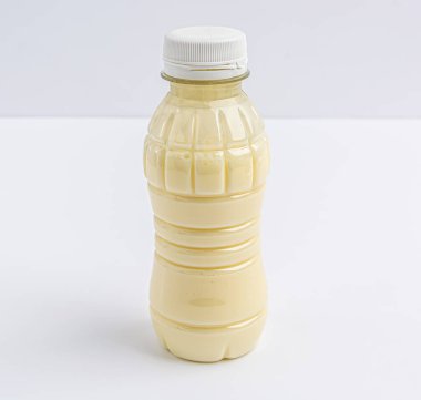 Beyaz arka planda yoğurt içilen plastik şişe, izole et. Yüksek kalite fotoğraf