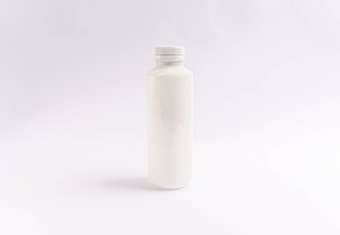 Beyaz arka planda bükülmüş kapaklı beyaz plastik şişe. Yüksek kalite fotoğraf