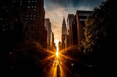 Manhattanhenge, New York 'ta, 42. caddeden görüldü..