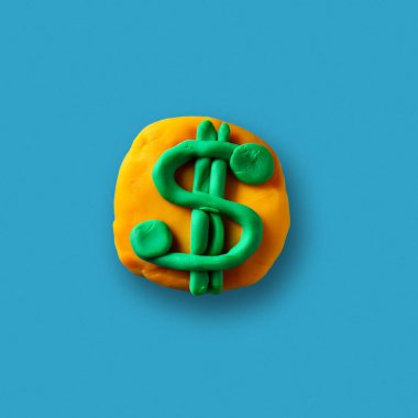 Mavi arka planda izole edilmiş plastik modelleme kil, çocuklar oyuncak, çocuklar eğlence konsepti, dolar parası