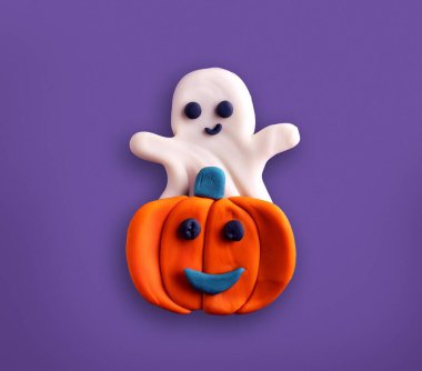 Cadılar Bayramı Balkabağı 'nda mor arka planda izole edilmiş plastik modelleme kil, çocuklar oyuncak, çocuklar eğlence konsepti, Cadılar Bayramı konsepti, gülümseyen Jack o feneri