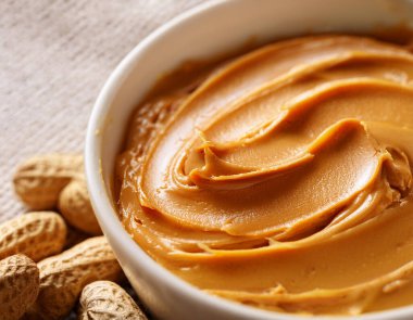 Fıstık ezmesi ve fıstık ezmeli kase, yakın plan. Lezzetli. Metin için boşluk