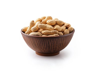 Beyaz arka planda tahta bir kasede yer fıstığı.