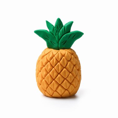 Beyaz arka planda izole edilmiş plastik modelleme kil ananas, çocuklar oyuncak, eğlence konsepti, meyve, yemek blogu