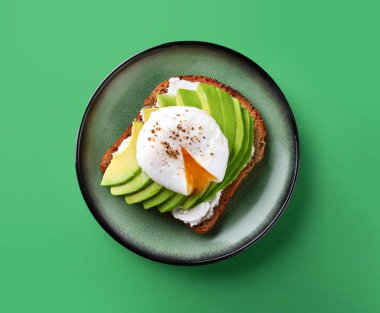 Avokado sandviçi, yumurta, avokado, peynir ve tost, beyaz arka planda..