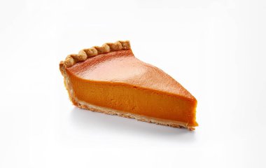 Tek dilim balkabağı turtası, beyaz arka planda izole edilmiş ev yapımı pasta, Şükran Günü, sonbahar bayramı kutlamaları.