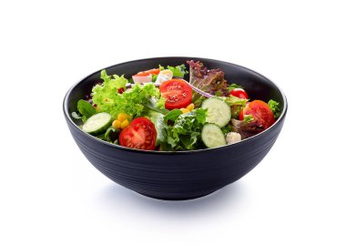 Beyaz arka planda izole edilmiş bir kasede salata domates, marul, soğan, sağlıklı yiyecekler.