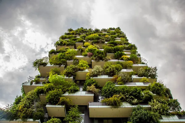 Balkonlarda bitkileri olan gökdelenler, Bosco Verticale Milan, İtalya