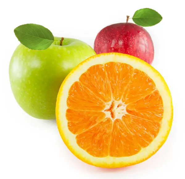 Beyaz arka planda iki elma ve portakal. İzole edilmiş.