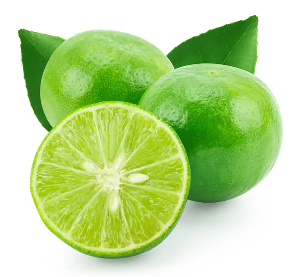 Dilimlenmiş limonlar ve beyaz arkaplanda izole edilmiş yapraklar