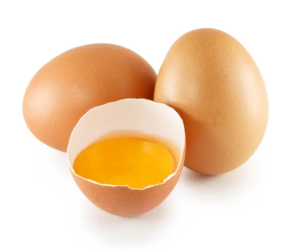 Kırık yumurta beyaz arka planda izole edilmiş.