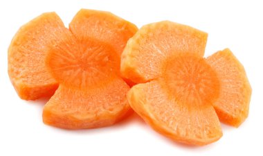 Beyaz arka planda izole edilmiş havuç dilimleri