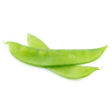 Beyaz arkaplanda taze yeşil bezelyeler.