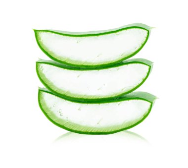 aloe vera taze yaprak beyaz arka plan üzerinde izole