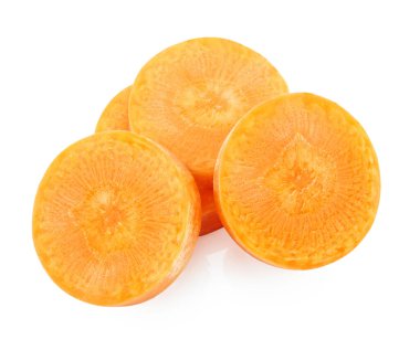 Beyaz arka planda izole edilmiş havuç dilimleri