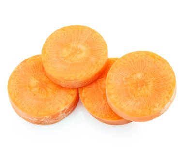 Beyaz arka planda izole edilmiş havuç dilimleri