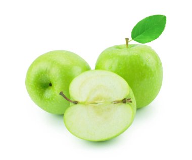 Su damlaları ve yarısı (beyaz arkaplan) olan yalıtılmış yeşil elmalar. Taze diyet meyvesi. Vitaminli sağlıklı meyve. Kesme yolu.