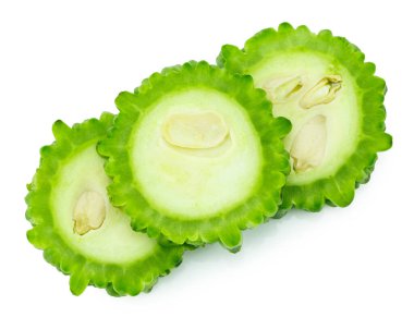 beyaz zemin üzerine düzenlenen bitter kabak dilimleri