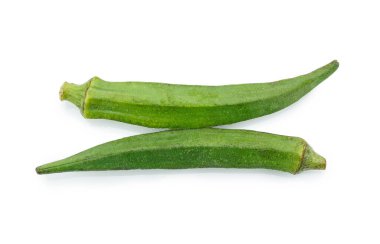 Beyaz arka planda izole edilmiş taze taze bamya