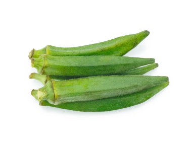 Beyaz arka planda izole edilmiş taze taze bamya