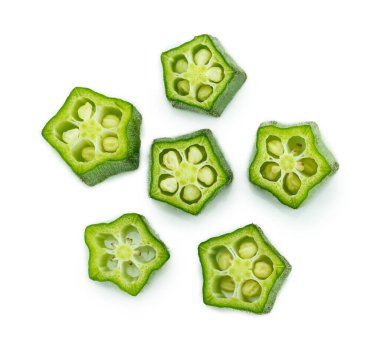 Beyaz arka planda izole edilmiş taze bamya dilimi.