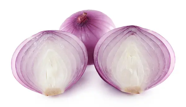 Dilimlenmiş soğan beyaz arkaplanda izole