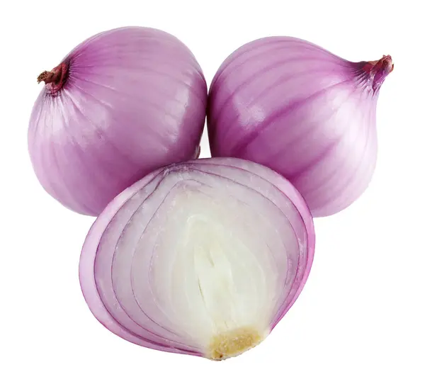 Dilimlenmiş soğan beyaz arkaplanda izole