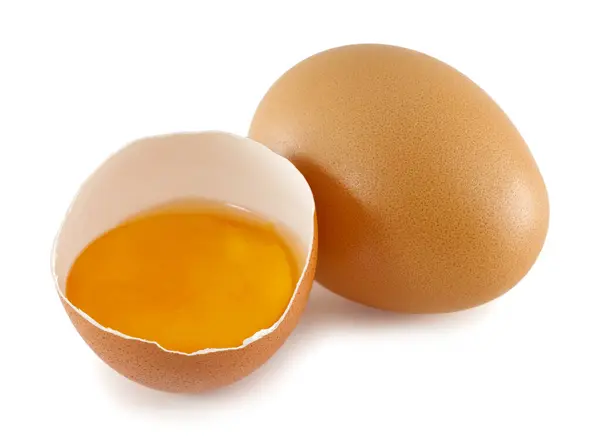 Kırık yumurta beyaz arka planda izole edilmiş.