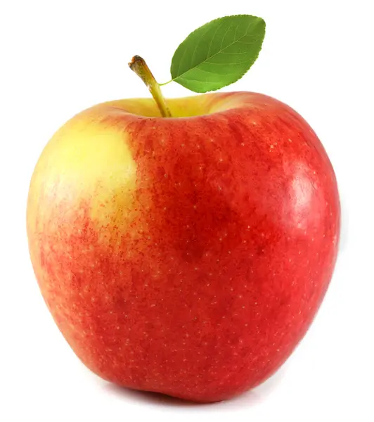 Beyaz arkaplanda yeşil yapraklı kırmızı elma