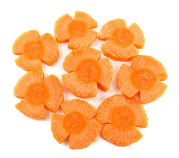 Beyaz arka planda izole edilmiş havuç dilimleri