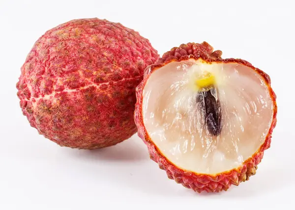 Lychee. taze lychees üzerinde beyaz izole