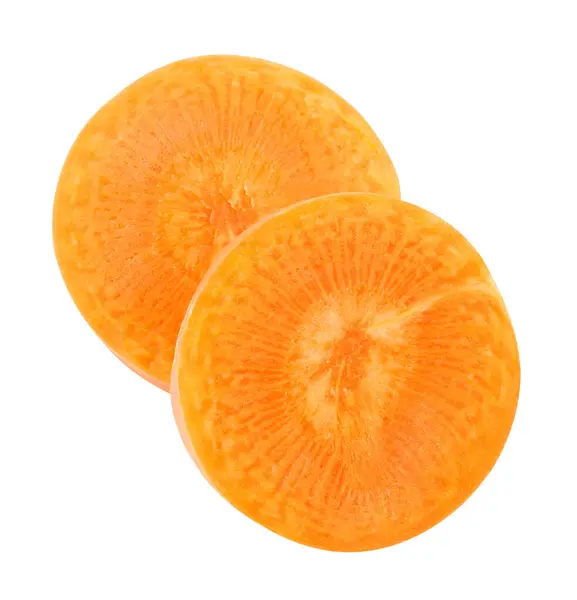 Beyaz arka planda izole edilmiş havuç dilimleri