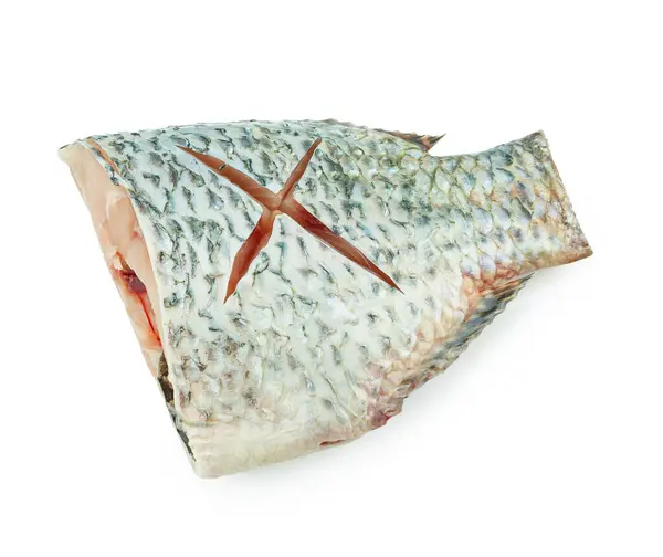 Beyaz bir arka planda ringa balığı parçaları