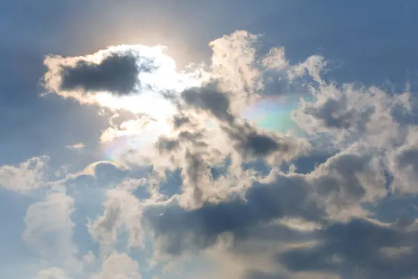 Yağmurdan önce kara fırtına bulutları