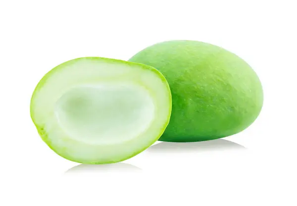 Beyaz arkaplanda yeşil mango