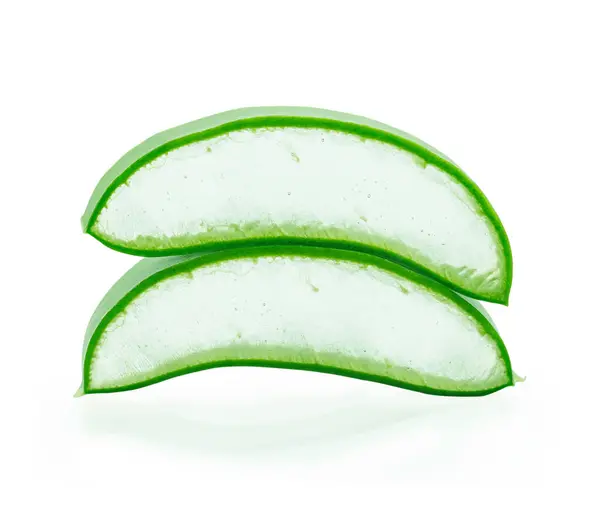 aloe vera taze yaprak beyaz arka plan üzerinde izole