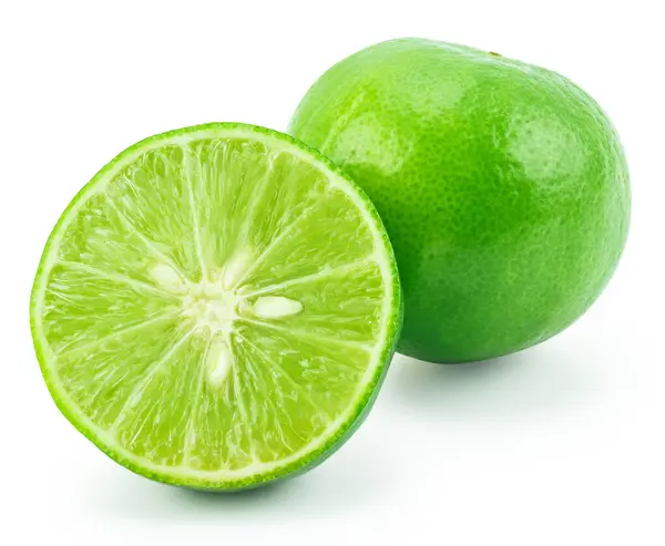 Taze kireç ve dilim, beyaz arka planda izole edilmiş.