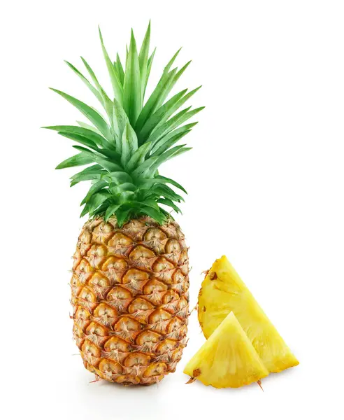 Beyaz arkaplanda dilimleri olan ananas.
