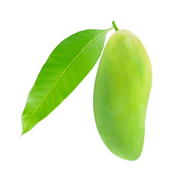 Beyaz arka planda yapraklı mango meyvesi