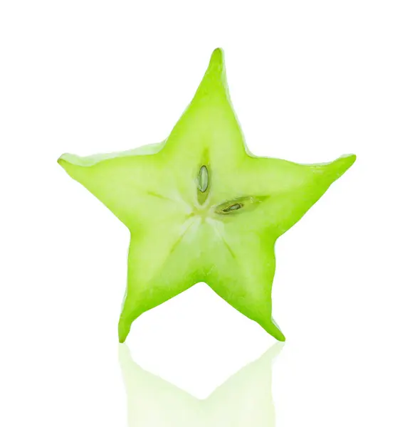 beyaz arkaplanda izole edilmiş taze dilim yıldız meyvesi (carambola)