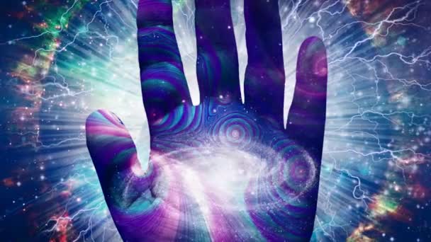 精神的な構成 メーカーの手 永遠の宇宙における人間の手のひらと銀河 — ストック動画