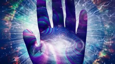 Ruhani kompozisyon. Yaratıcının Eli. İnsan avuç içi ve galaksisi sonsuz uzayda. 4K Canlandırılmış Video