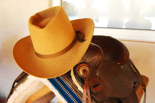 Cowboyhut Und Sattel — Stockfoto