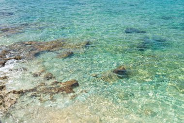Güneşli bir günde deniz suyu