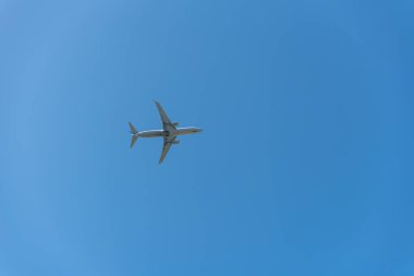 Mavi gökyüzünde uçan uçak