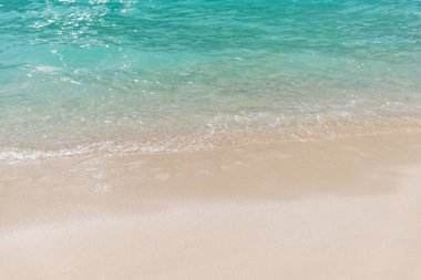 kum plaj ve okyanus dalgası