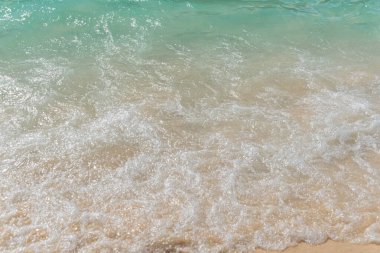 kum plaj ve okyanus dalgası