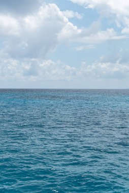 Güzel mavi deniz suyu gelgit ve gökyüzü